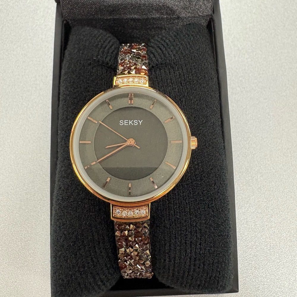 Sleek Black and Gold Watch with Round Face and Bracelet Band